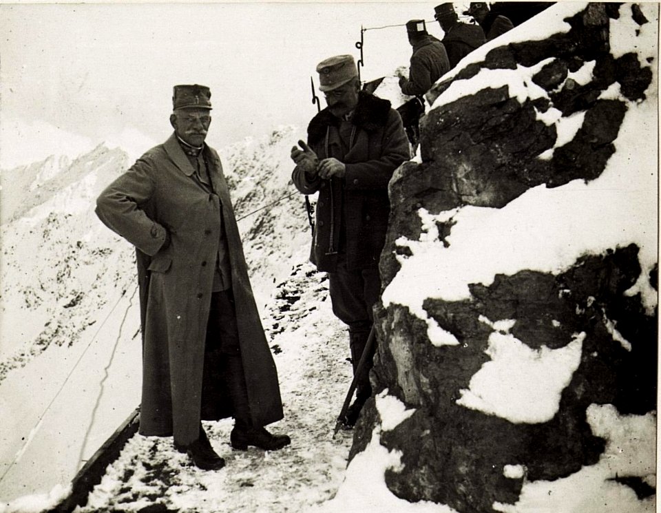 Exzellenz von Roth und Oberstleutnant Zach, Unterabschnittskommandant auf Filmoorhöhe. (BildID 15575963)