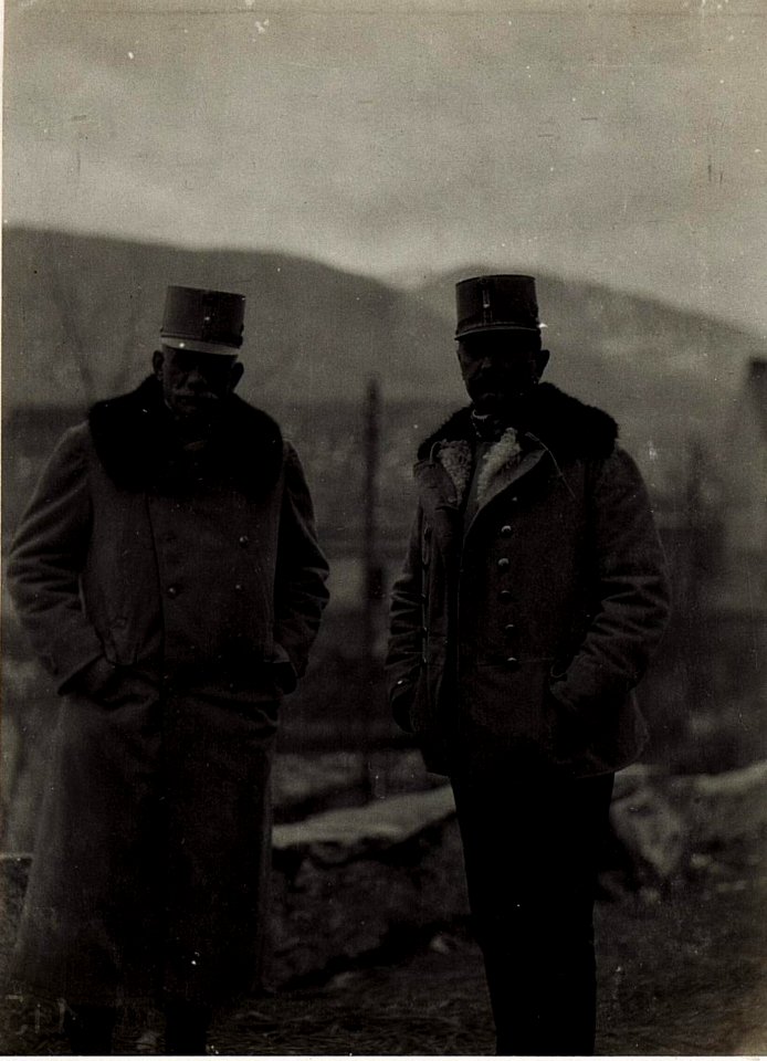 Exzellenz Roth mit seinem Generalstabschef Oberstleutnant von Langer, Ende November 1915. (BildID 15579762)