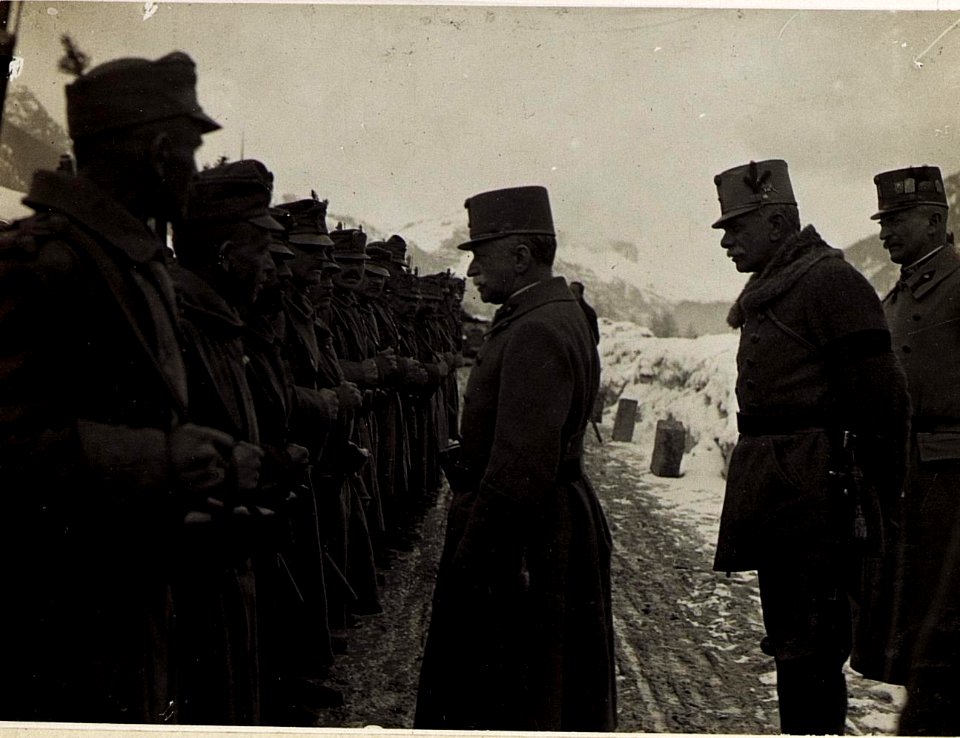 Exzellenz von Conrad bei einer Landsturmkompanie, dahinter Exzellenz von Roth und Feldmarschallleutnant Goiginger. (BildID 15584123)