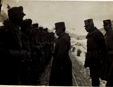 Exzellenz von Conrad bei einer Landsturmkompanie, dahinter Exzellenz von Roth und Feldmarschallleutnant Goiginger. (BildID 15584123)