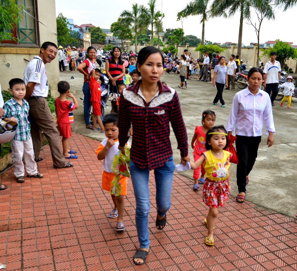 Eye screening for kindergarten children in Quoc Oai district of Hanoi (14124268909)