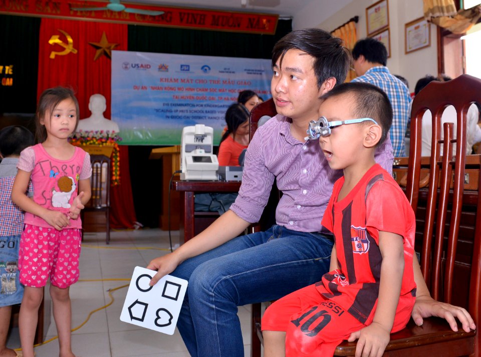 Eye screening for kindergarten children in Quoc Oai district of Hanoi (14124344257)
