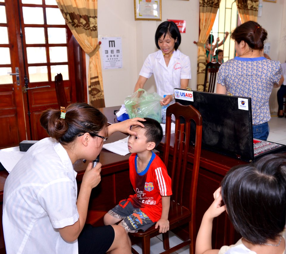Eye screening for kindergarten children in Quoc Oai district of Hanoi (14124211748)