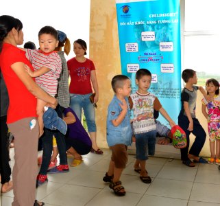 Eye screening for kindergarten children in Quoc Oai district of Hanoi (14287775986)