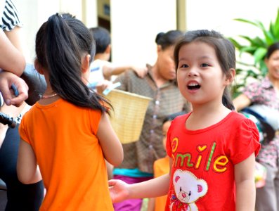 Eye screening for kindergarten children in Quoc Oai district of Hanoi (14124307910) photo
