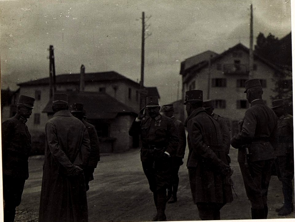 Exzellenz von Hazai im Bereich der 179. Infanteriebrigade bei Campestrin. (BildID 15585327)