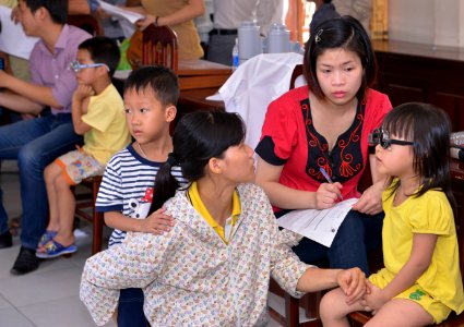 Eye screening for kindergarten children in Quoc Oai district of Hanoi (14308994532) photo