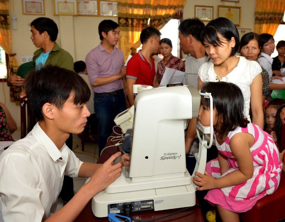 Eye screening for kindergarten children in Quoc Oai district of Hanoi (14287750886)