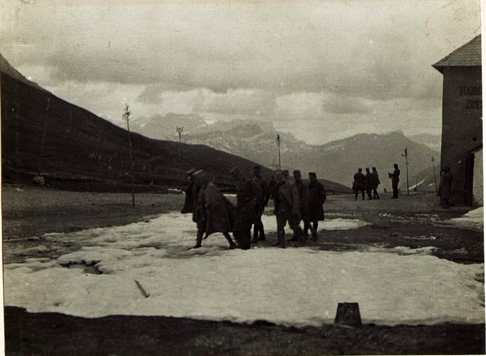 Exzellenz von Hazai mit Exzellenz von Roth am Pordoij Joch. (BildID 15585383)