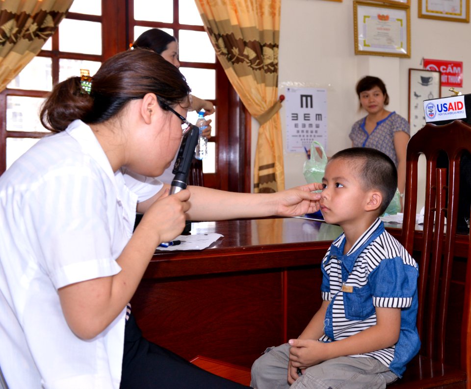 Eye screening for kindergarten children in Quoc Oai district of Hanoi (14310282574)