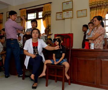 Eye screening for kindergarten children in Quoc Oai district of Hanoi (14307577691)