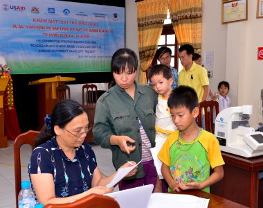 Eye screening for kindergarten children in Quoc Oai district of Hanoi (14310849315)