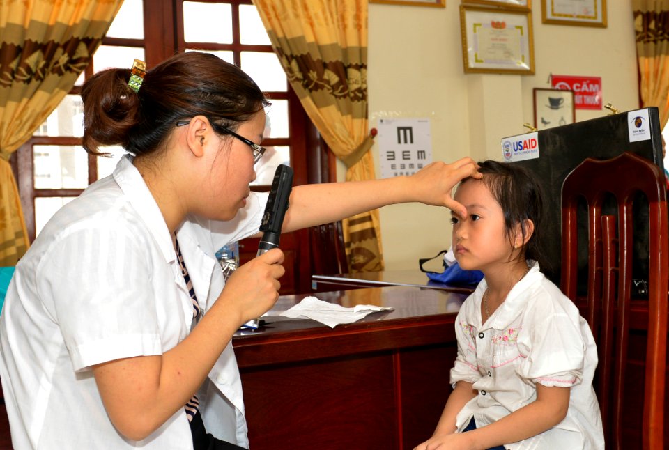 Eye screening for kindergarten children in Quoc Oai district of Hanoi (14310298864)