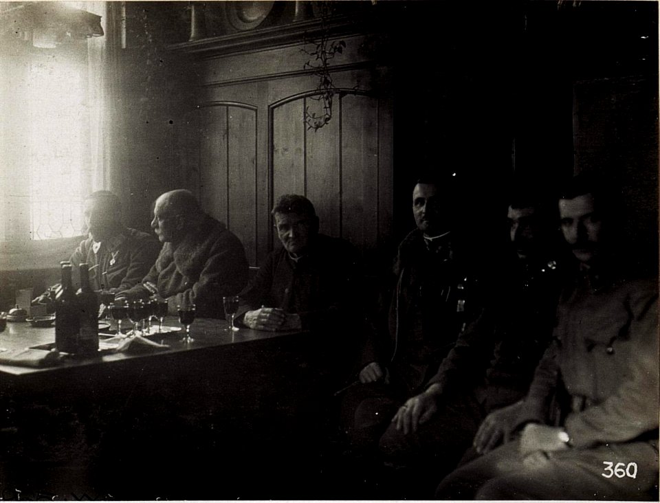 Exzellenz von Roth im Kreise von Offizieren des Standschützenbaons Enneberg. (BildID 15580526)