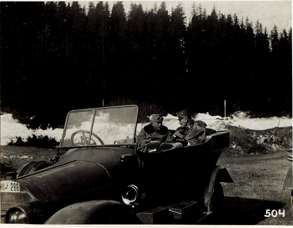 Exzellenz von Roth und Exzellenz von Scholz im Auto. (BildID 15581142)