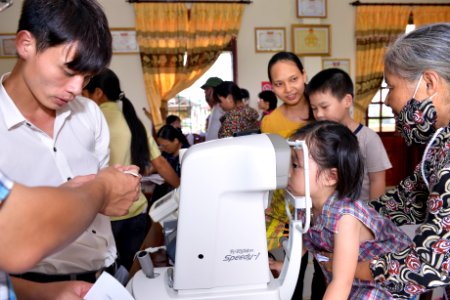 Eye screening for kindergarten children in Quoc Oai district of Hanoi (14124337307)