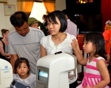 Eye screening for kindergarten children in Quoc Oai district of Hanoi (14287754216)