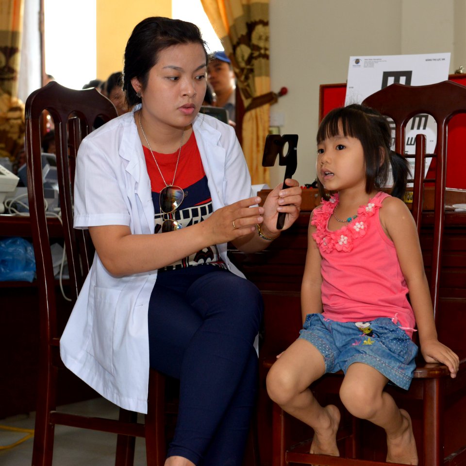 Eye screening for kindergarten children in Quoc Oai district of Hanoi (14310310614)