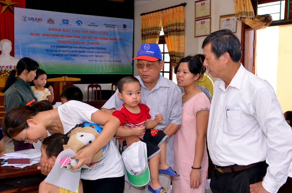 Eye screening for kindergarten children in Quoc Oai district of Hanoi (14331046823)
