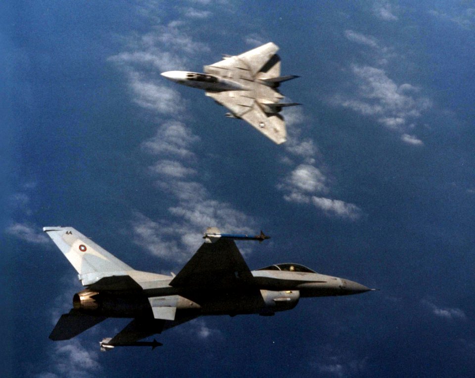 F-14A Tomcat of VF-213 in dogfight with TopGun F-16N in March 1989