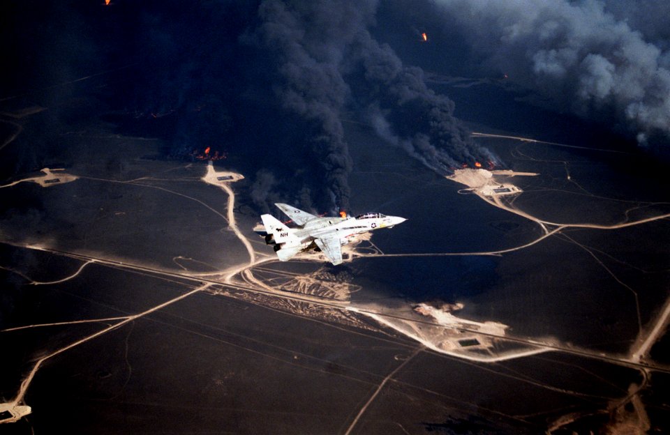 F-14A VF-114 flies over burning oil wells in Kuwait 1991