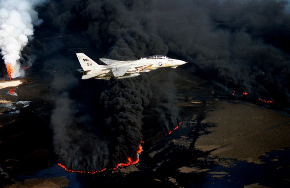 F-14A VF-114 over burning Kuwaiti oil well 1991