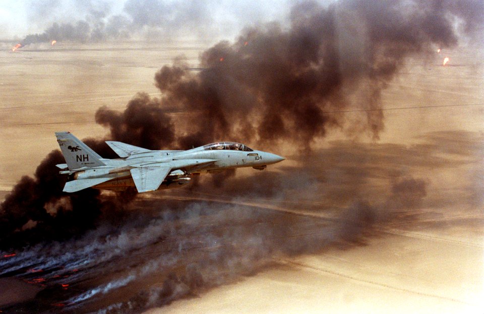 F-14A VF-114 over burning Kuwaiti oil wells 1991