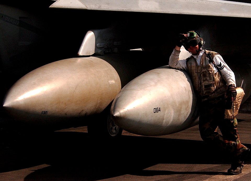 F-18F 051101-N-7130B-271