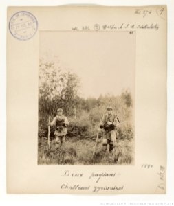 F. 9. Deux paysans chasseurs Zyrianines