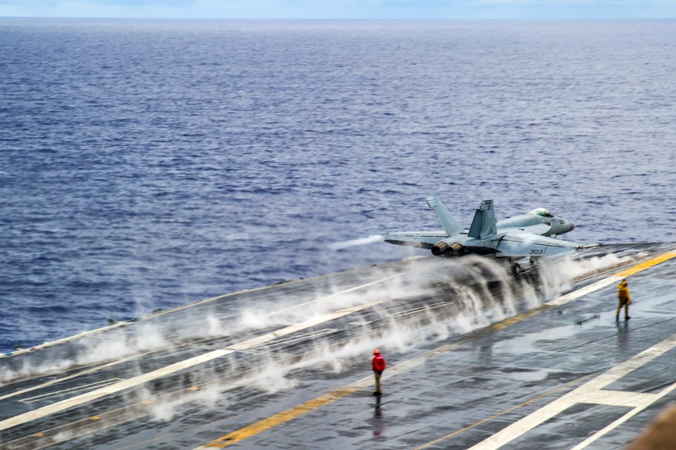 F-A-18E Super Hornet launch 140922-N-XK455-052