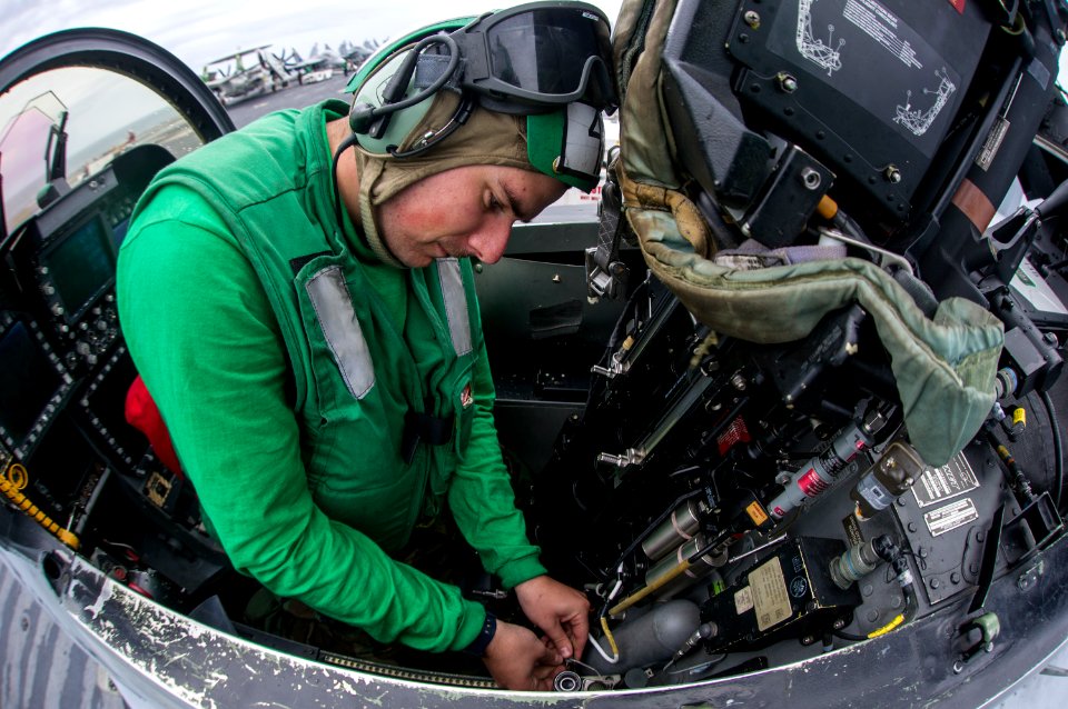 F-A-18E Super Hornet maintenance 150708-N-EH855-295