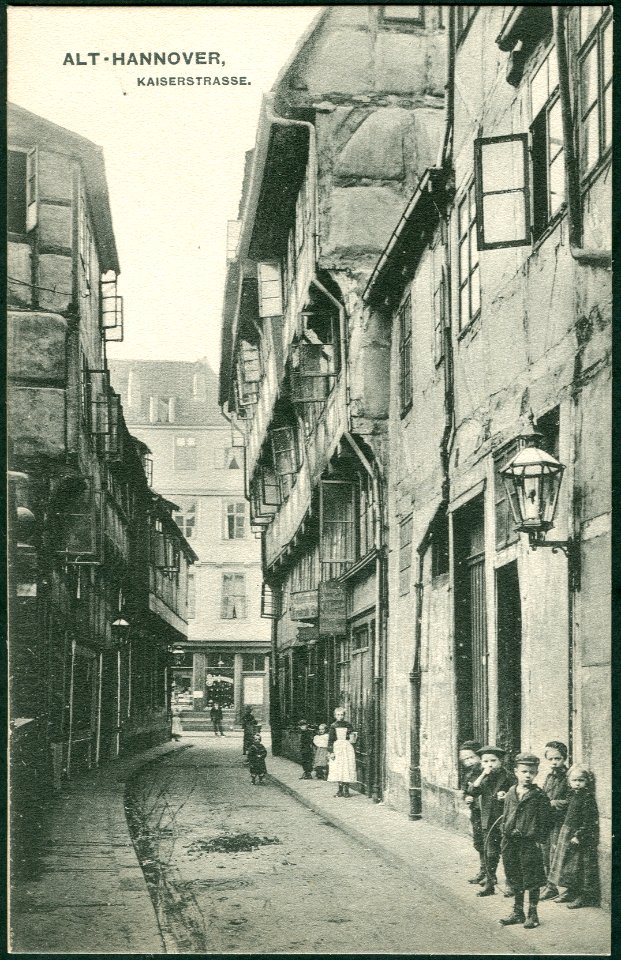 F. Astholz jun. AK 0806 Alt-Hannover, Kaiserstraße, Bildseite mit Blick zur Knochenhauerstraße, vorkragende Fachwerkhäuser, Kinder, Pferdeäpfel