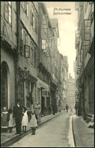 F. Astholz jun. AK 0920 Alt-Hannover Ballhofstrasse Bildseite Blick Richtung Knochenhauerstraße Männer Frauen Kinder Fachwerkhäuser Restaurant
