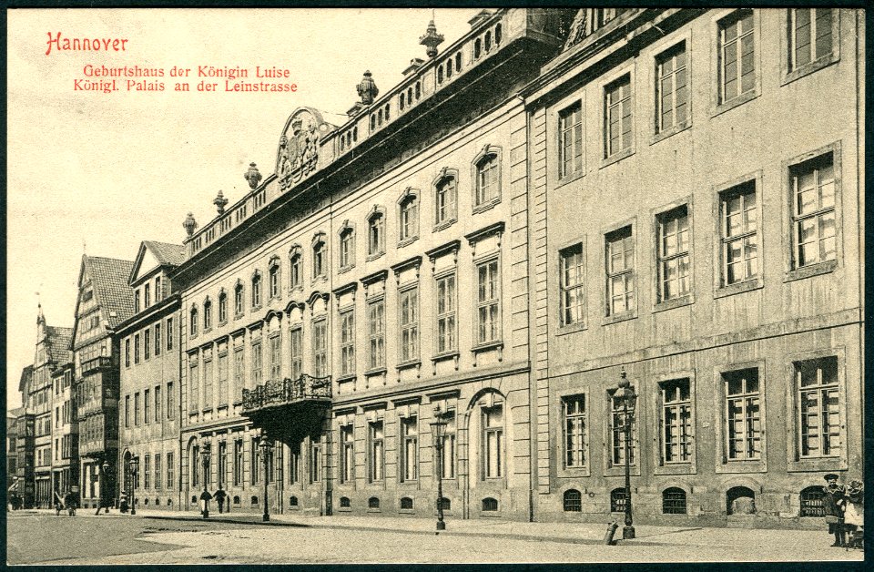 F. Astholz jun. AK 0800 Hannover Geburtshaus der Königin Luise Königl. Palais an der Leinstrasse Bildseite Altes Palais mit Wappen Blick Richtung Hahnsche Buchhandlung und Holzmarkt