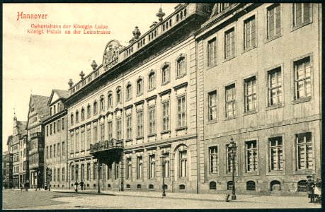 F. Astholz jun. AK 0800 Hannover Geburtshaus der Königin Luise Königl. Palais an der Leinstrasse Bildseite Altes Palais mit Wappen Blick Richtung Hahnsche Buchhandlung und Holzmarkt