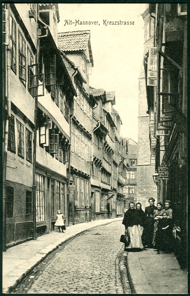 F. Astholz jun. AK 0901 Alt-Hannover, Kreuzstraße, Bildseite Blick Richtung Kreuzkirche, Frauen, Kinder, Fachwerkhäuser, Kreuzklappe