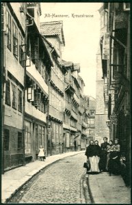 F. Astholz jun. AK 0901 Alt-Hannover, Kreuzstraße, Bildseite Blick Richtung Kreuzkirche, Frauen, Kinder, Fachwerkhäuser, Kreuzklappe