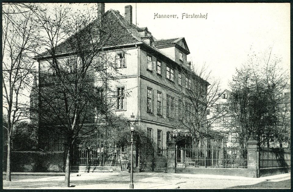 F. Astholz jun. AK 0951 Hannover, Fürstenhof, Bildseite Blick von der ehemaligen Lange Straße in Richtung Bergstraße, im Hintergrund links Neue Synagoge