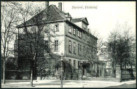 F. Astholz jun. AK 0951 Hannover, Fürstenhof, Bildseite Blick von der ehemaligen Lange Straße in Richtung Bergstraße, im Hintergrund links Neue Synagoge