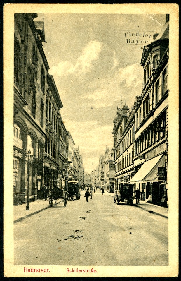 F. Astholz jun. AK 1791 Hannover. Schillerstraße. Bildseite Blick aus der Höhe Schmiedestraße in Richtung Am Hohen Ufer, Fiedeler & Bayer Hausnummer 36 Kutsche Automobil Kinder