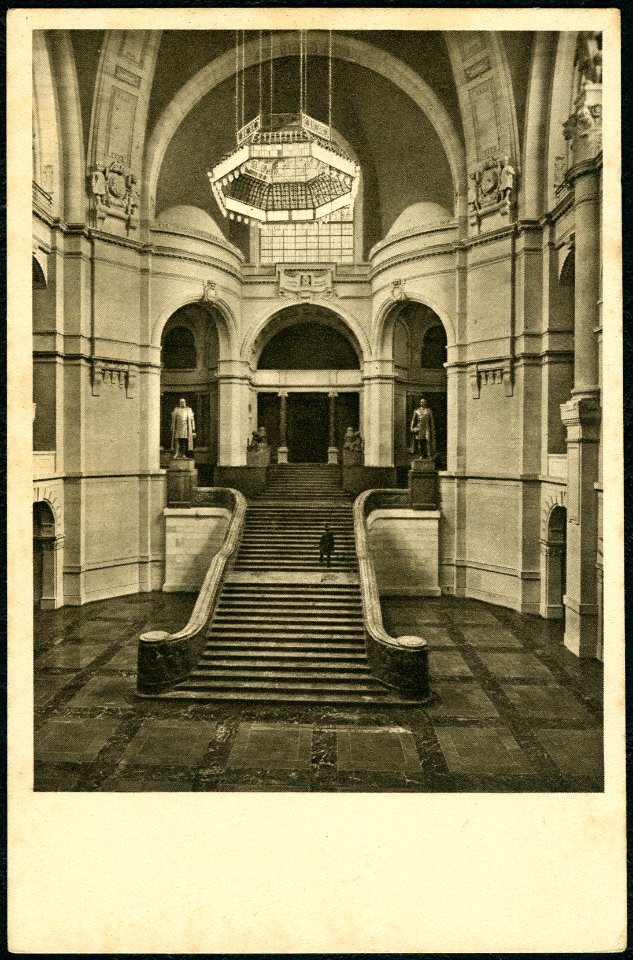 F. Astholz jun. AK Neues Rathaus, Hannover, 07, Bildseite Zentralhalle, Festtreppe, Beleuchtungskrone, Denkmal Kaiser Wilhelm I. und II.