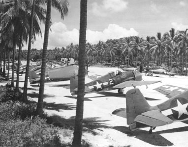 F6Fs of VF-40 on the ground on Espiritu Santo photo