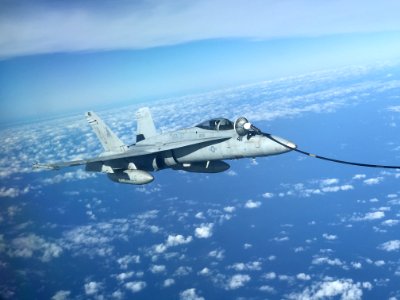 FA18E Super Hornet Refueling (35627514244)