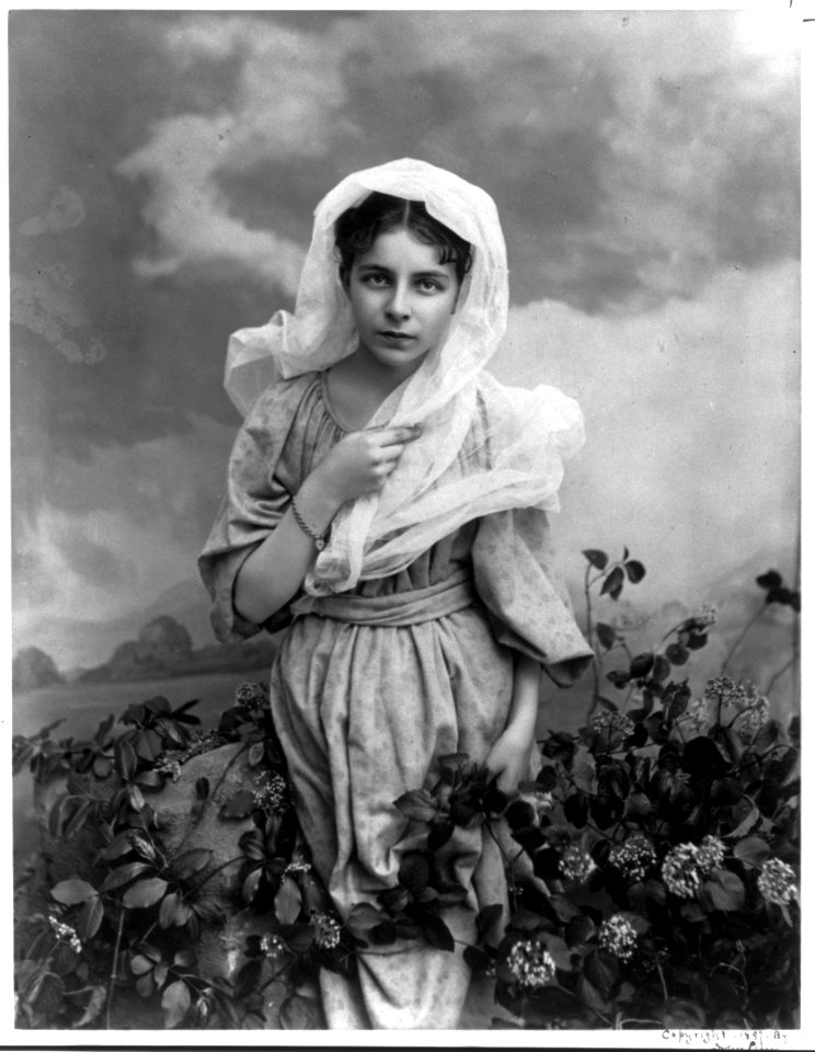 Girl and flowers LCCN2004676475