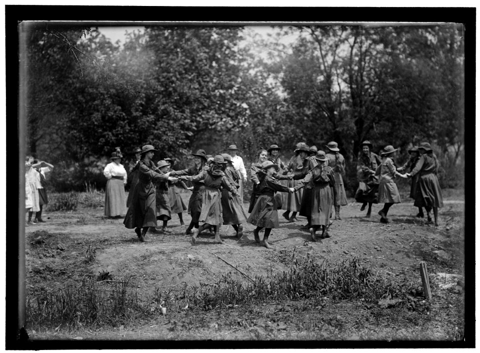 GIRL SCOUTS. ACTIVITIES AND PLAY LCCN2016867774