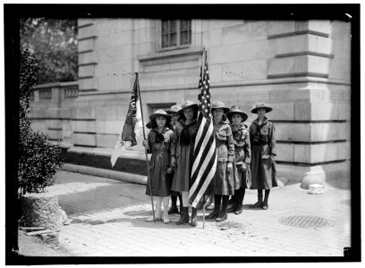GIRL SCOUTS. ACTIVITIES AND PLAY LCCN2016867778