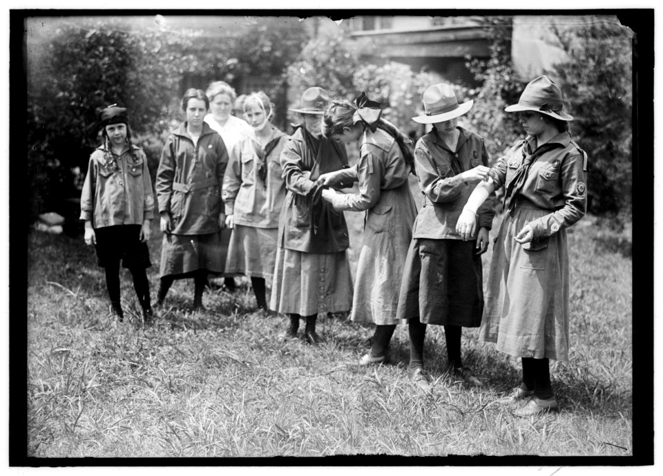 GIRL SCOUTS. PICNIC AT HOME OF MRS. HERBERT HOOVER LCCN2016869385
