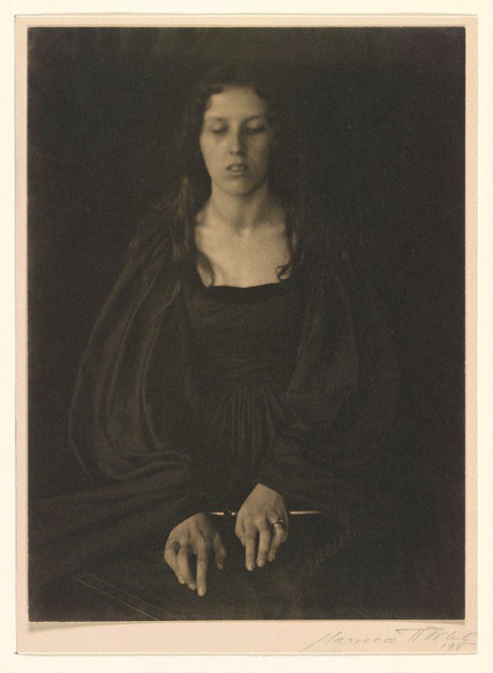 Girl with harp (Letitia Felix), Newark, Ohio - Clarence H. White '98. LCCN2004681465