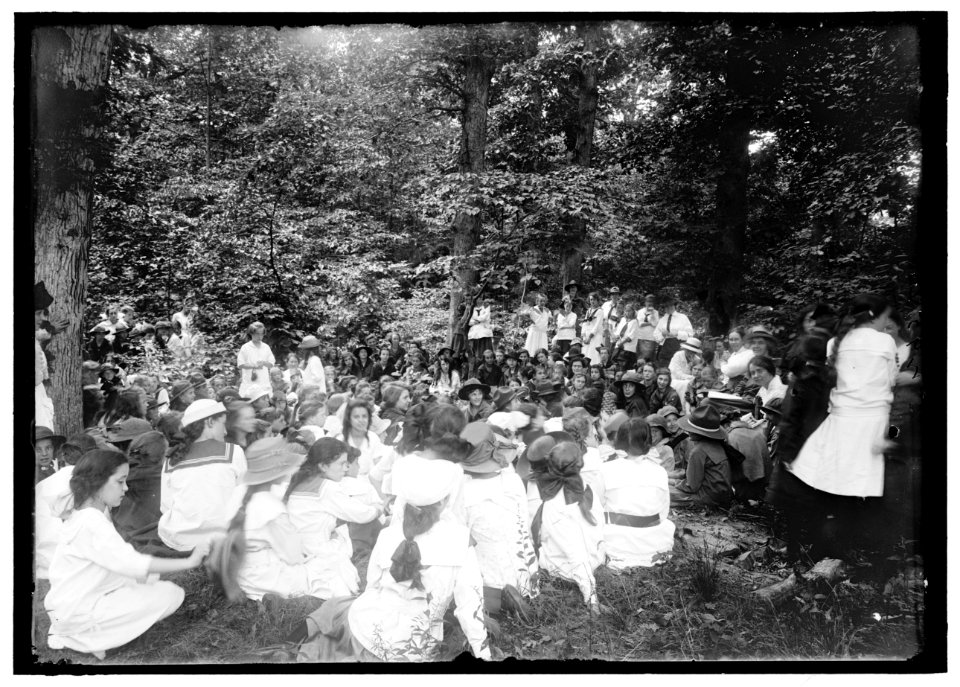 GIRL SCOUTS PICNIC AT HOME OF MRS. HERBERT HOOVER LCCN2016869390