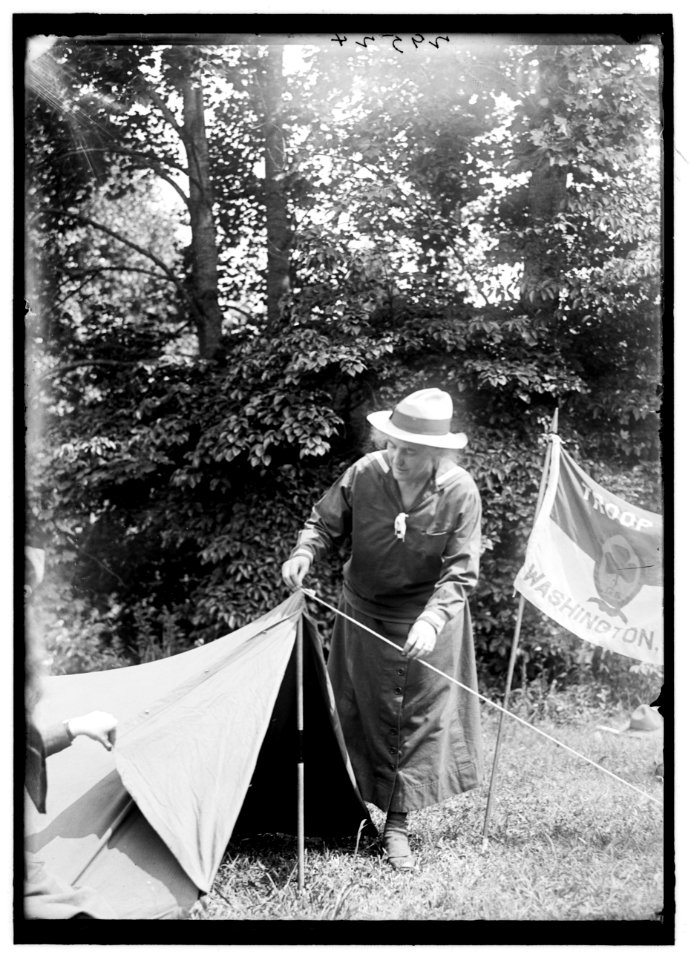 GIRL SCOUTS PICNIC AT HOME OF MRS. HERBERT HOOVER. MRS. HOOVER LCCN2016869393